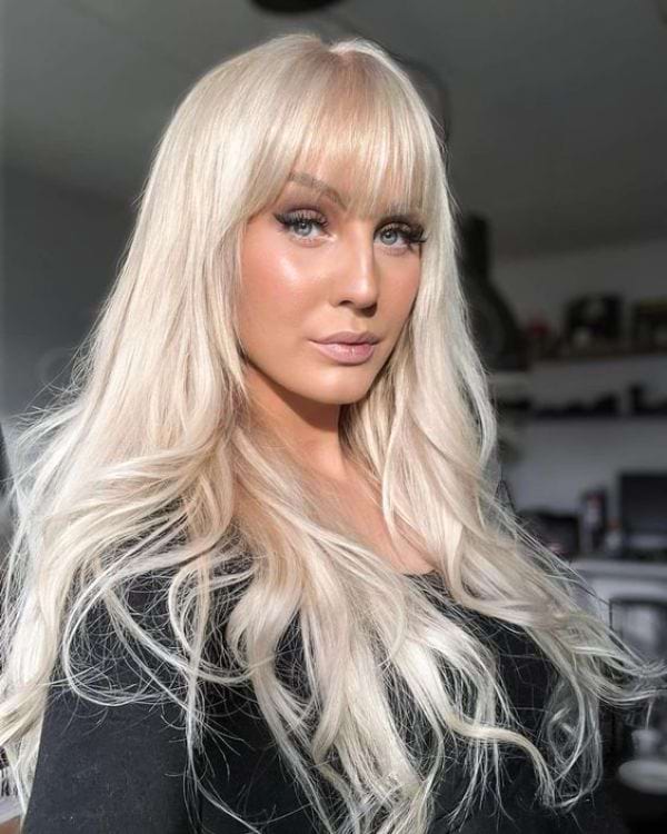 Lange blonde Haare mit Pony