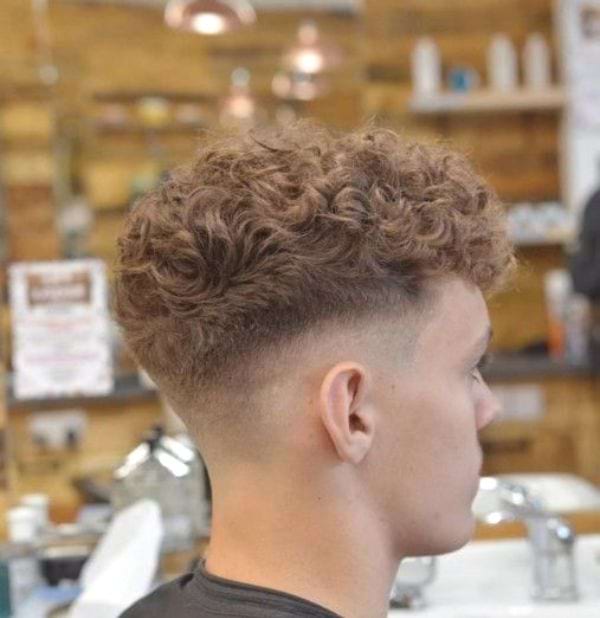 Mit Locken beziehungsweise Dauerwelle
