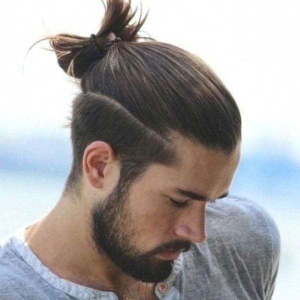 Mit langen Haaren