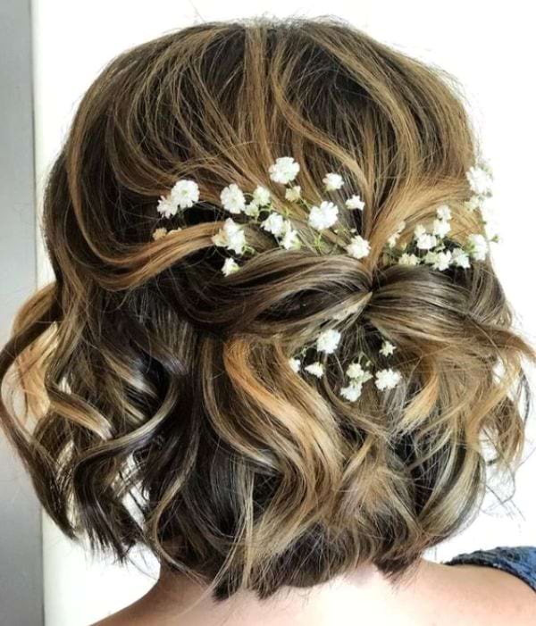 Natuerliche Wellen mit Blumenkranz