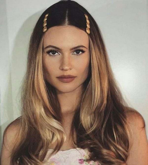 Offenes Haar mit Haaraccessoire