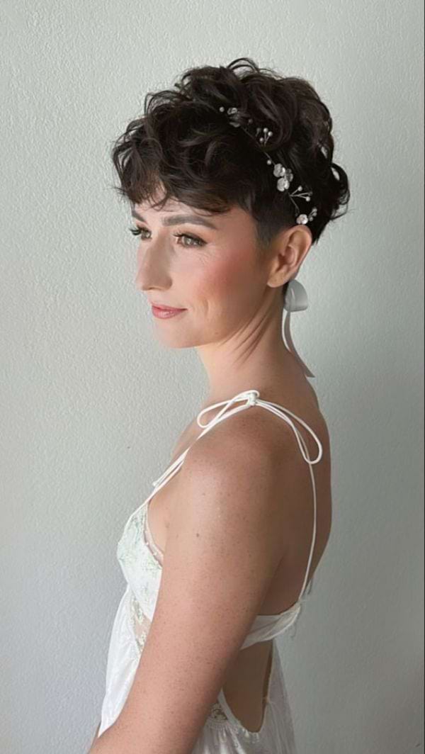 Pixie-Cut mit Statement-Accessoires