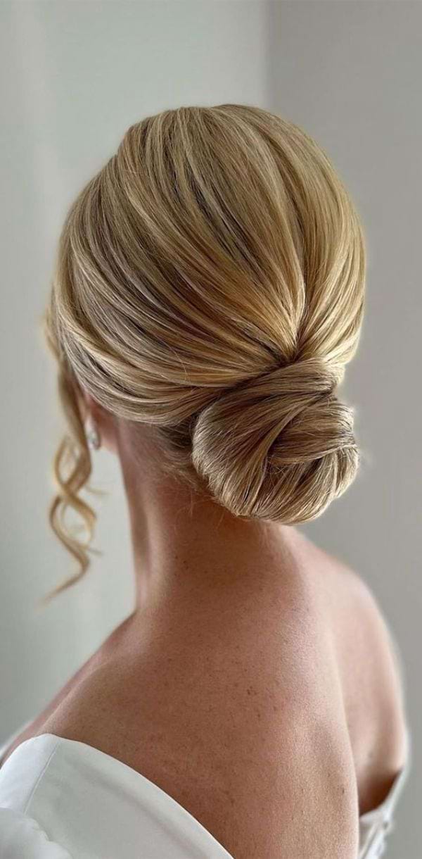Tiefer Knoten im Sleek-Look fuer mittelblondes Haar