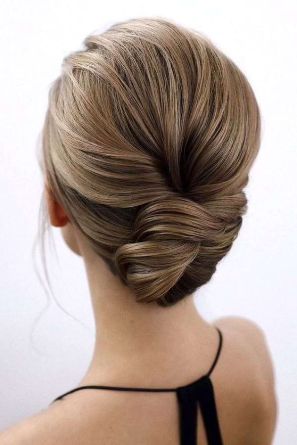 Twisted Bun: einfache Frisur fuer mittellange Haare zum selber machen