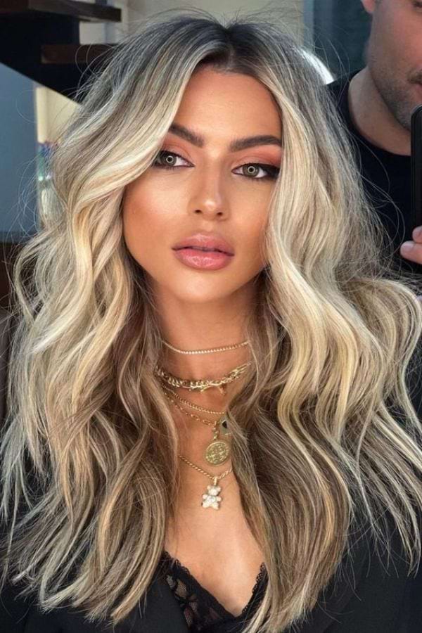 Blonde Haare mit dunklen Straehnen – Nuancen