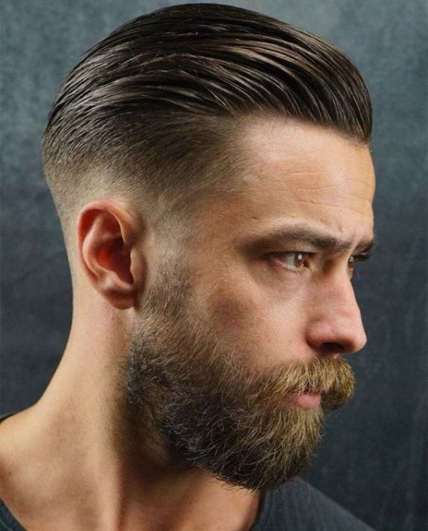 Nach hinten gekaemmte Haare