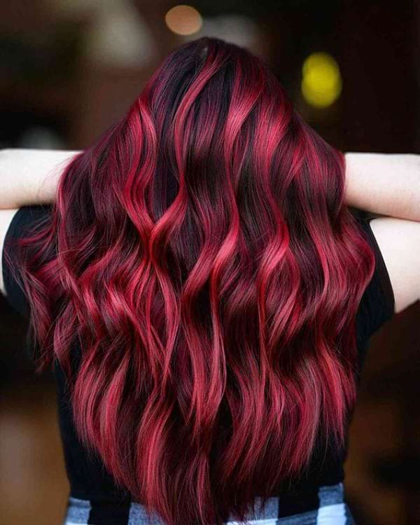 Strahlendes Rot fuer schwarze Haare