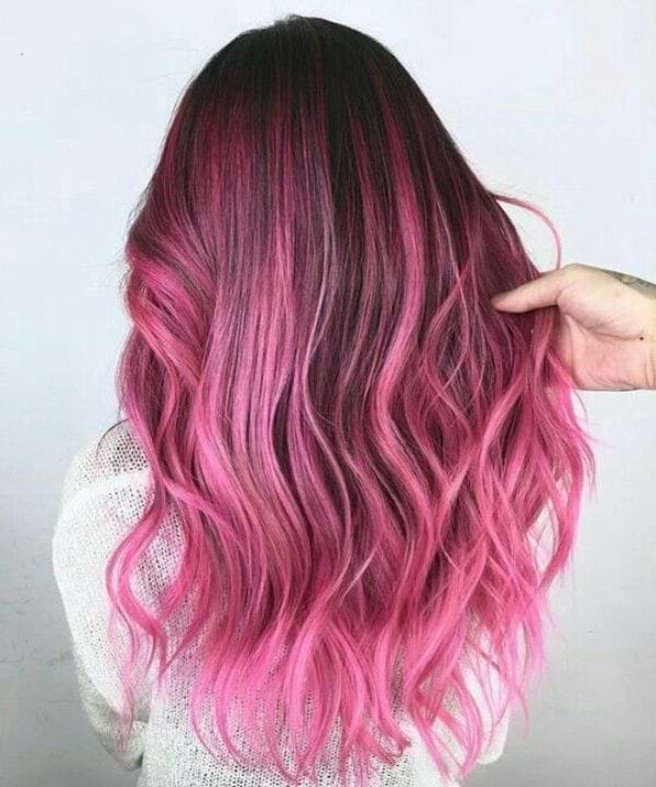Trendiger Look fuer rosa Haare