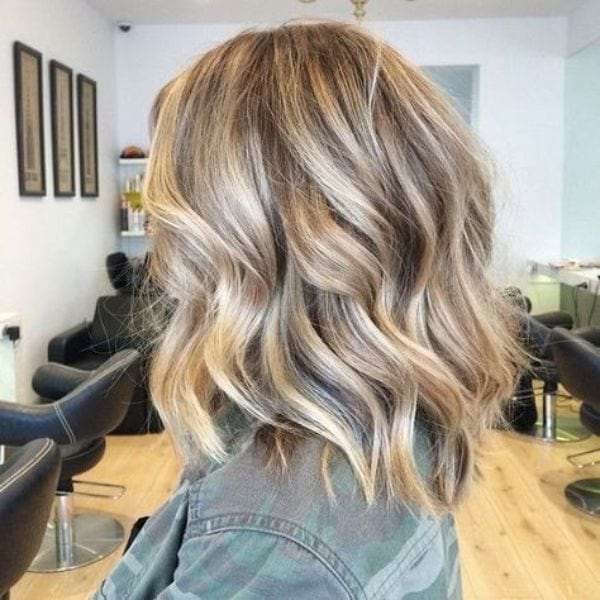 Blonder Long Bob mit Locken