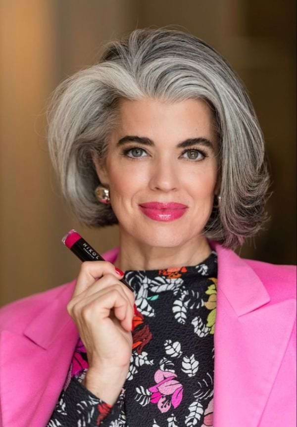 Graue Haare mit Haarfarbe faerben
