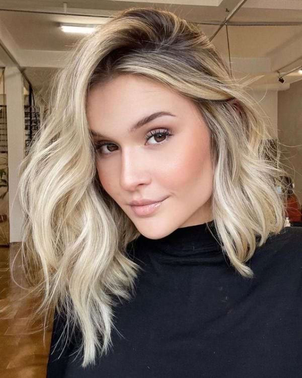 Long Bob mit blonden Straehnchen