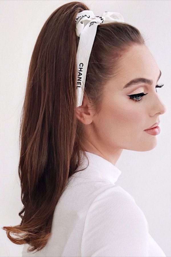 Pferdeschwanz Frisur mit Accessoire