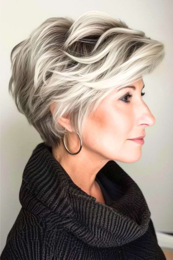 Pixie Cut fuer aeltere Frauen: Long Pixie Cut mit Volumen