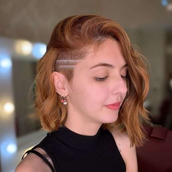 Undercut fuer Frauen mit mittlangem Haar und Pony