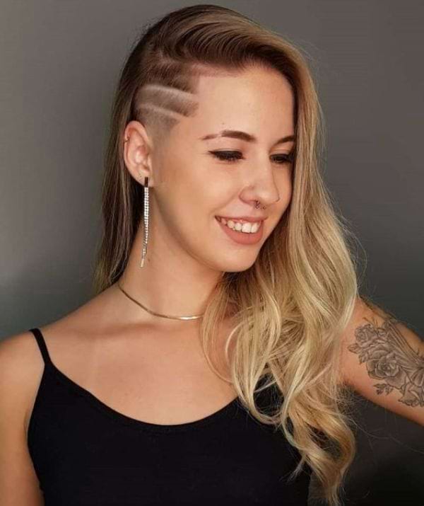 Undercut mit glatten, langen Haaren